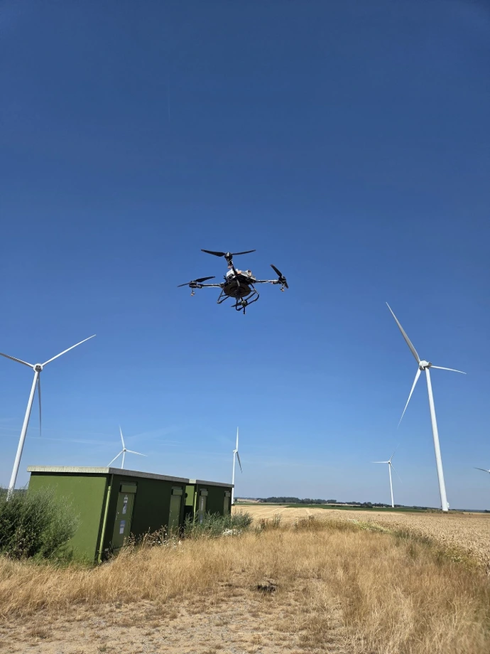 drone agricole au dessus d'un champs