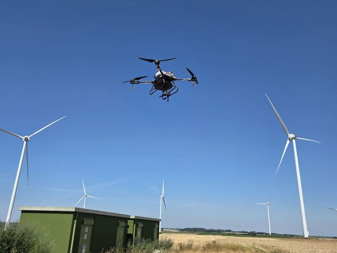 drone dans un champs