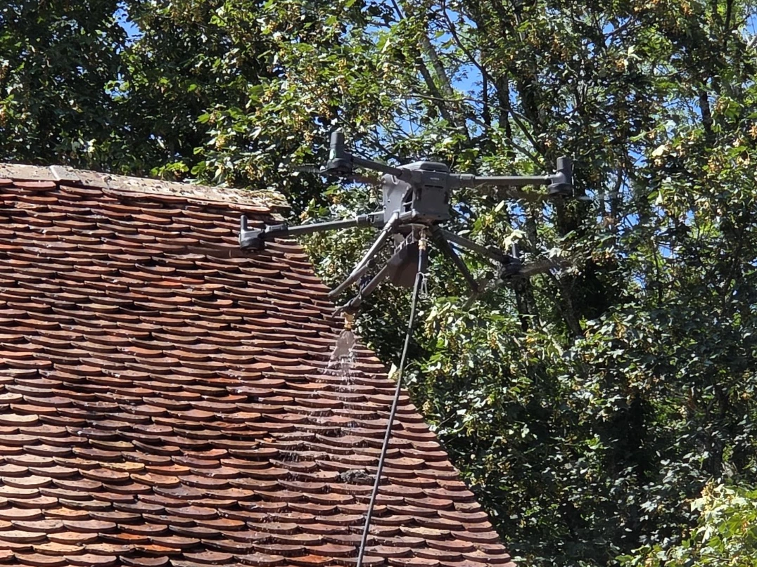 drone pulvérise sur une toiture 